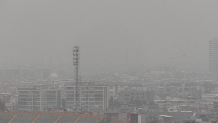 İzmir'i sis bulutu kapladı