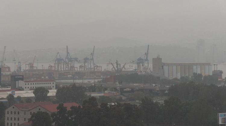 İzmir'i sis bulutu kapladı