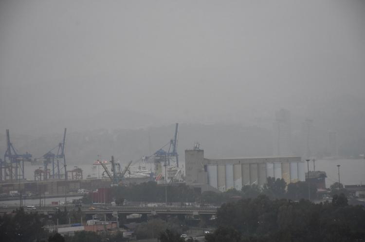 İzmir'i sis bulutu kapladı