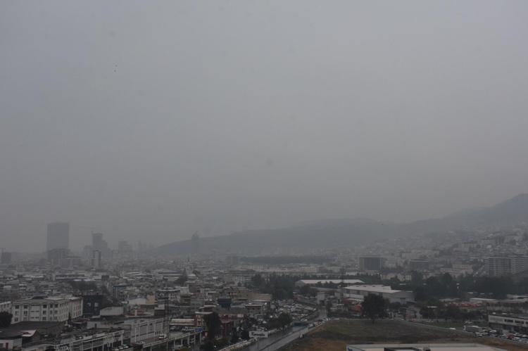 İzmir'i sis bulutu kapladı