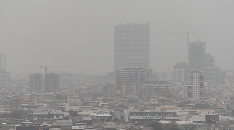 İzmir'i sis bulutu kapladı