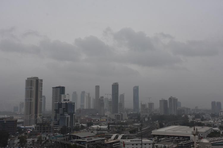 İzmir'i sis bulutu kapladı