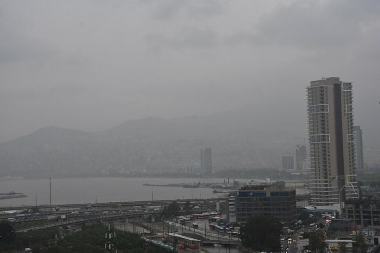 İzmir'i sis bulutu kapladı