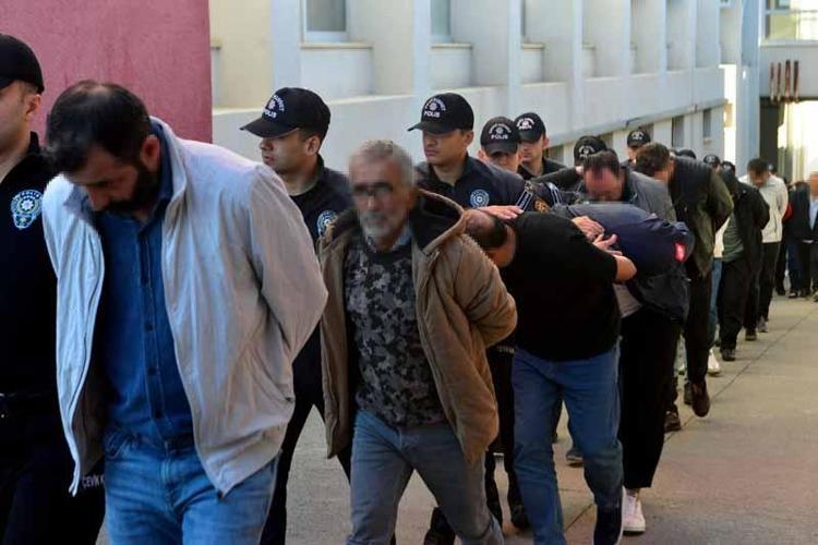 Kurgu trafik kazalarıyla 25 milyon liralık vurgun yapan şebeke, ‘kiralık sürücü’ kullanmış