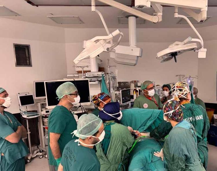Samsun’da 17 yaşındaki hastanın göğsü ameliyatla düzeltildi