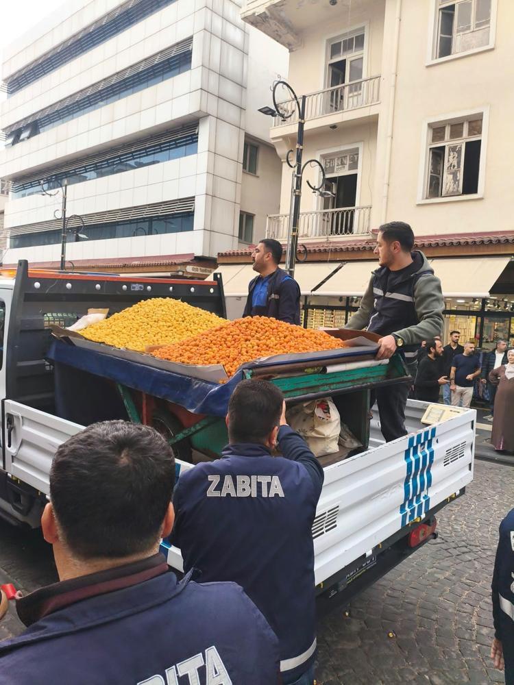 Seyyar satıcı ile zabıta arasındaki arbede kamerada