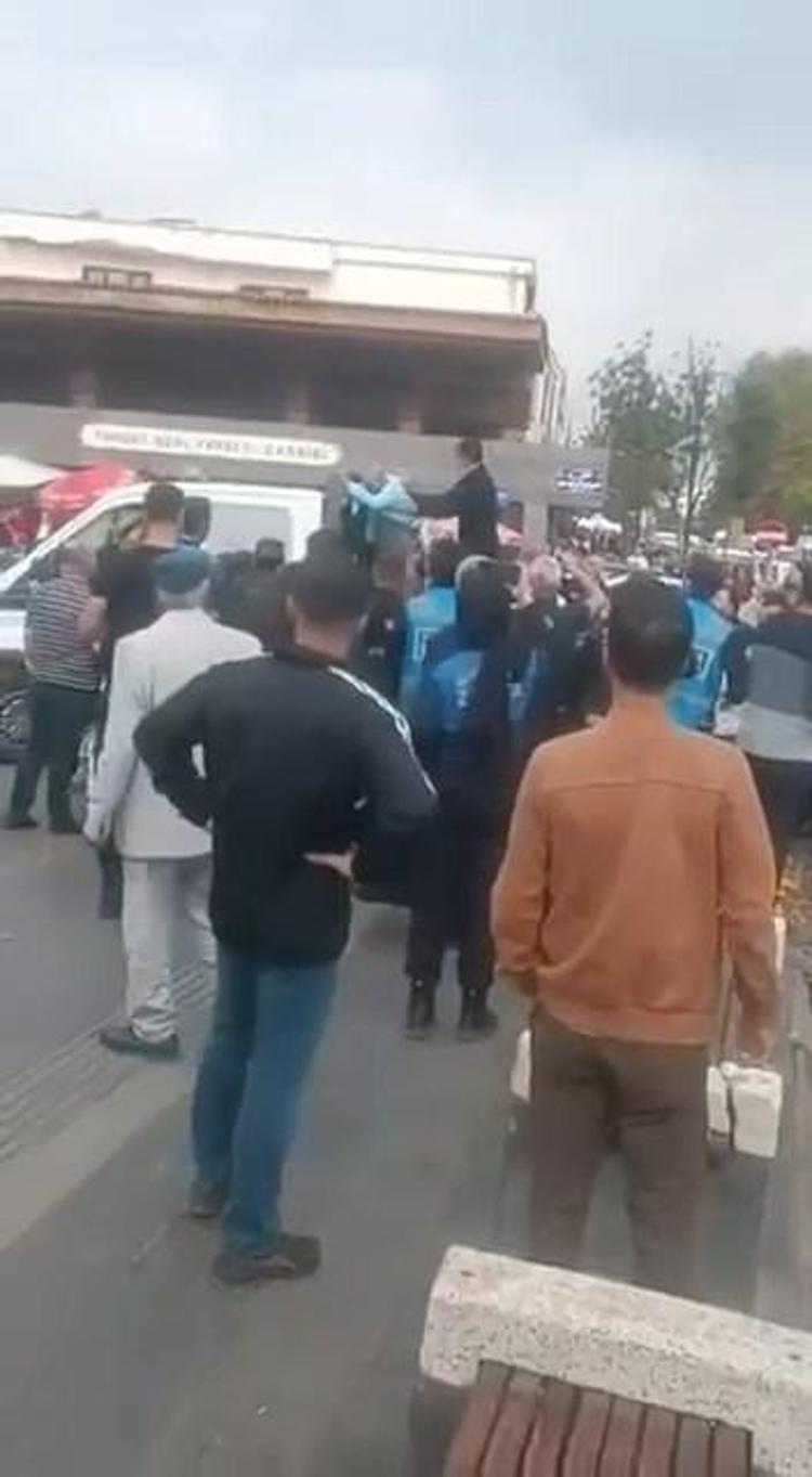 Seyyar satıcı ile zabıta arasındaki arbede kamerada