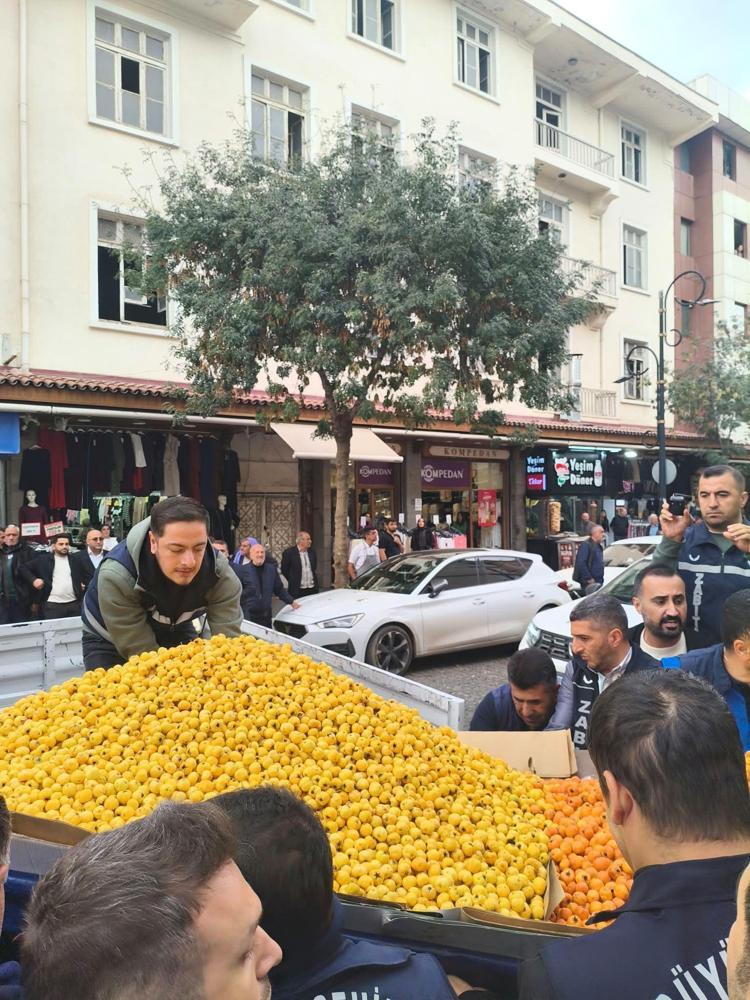 Seyyar satıcı ile zabıta arasındaki arbede kamerada