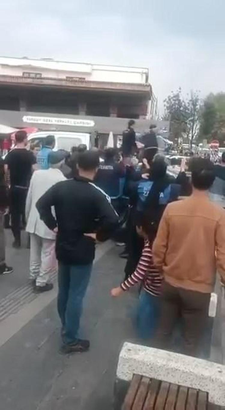 Seyyar satıcı ile zabıta arasındaki arbede kamerada