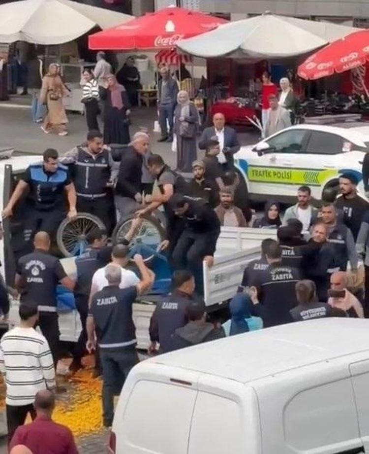 Seyyar satıcı ile zabıta arasındaki arbede kamerada