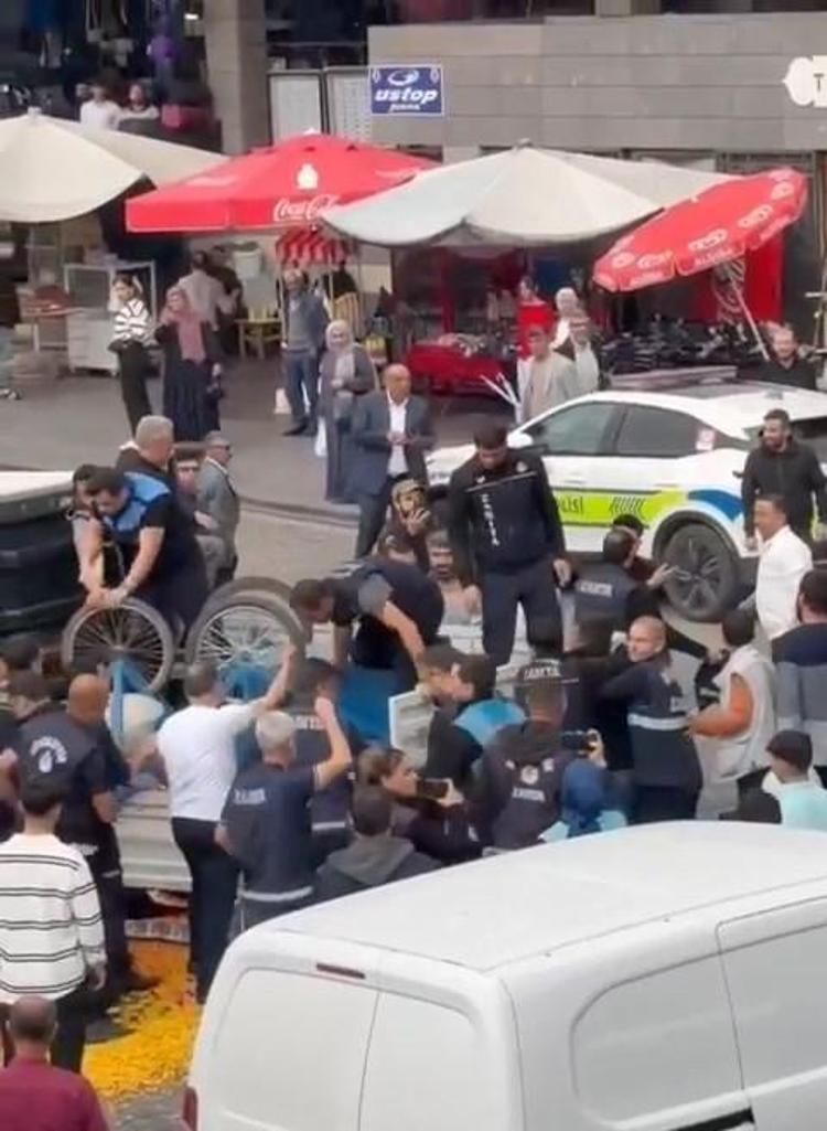 Seyyar satıcı ile zabıta arasındaki arbede kamerada