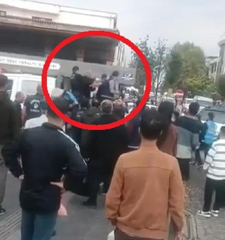 Seyyar satıcı ile zabıta arasındaki arbede kamerada