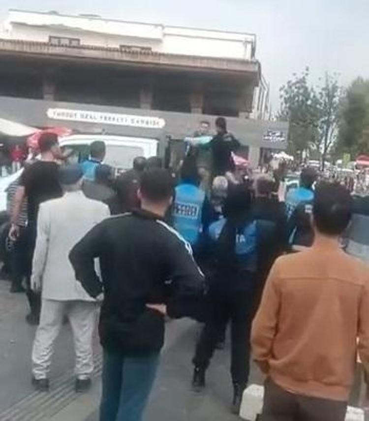 Seyyar satıcı ile zabıta arasındaki arbede kamerada