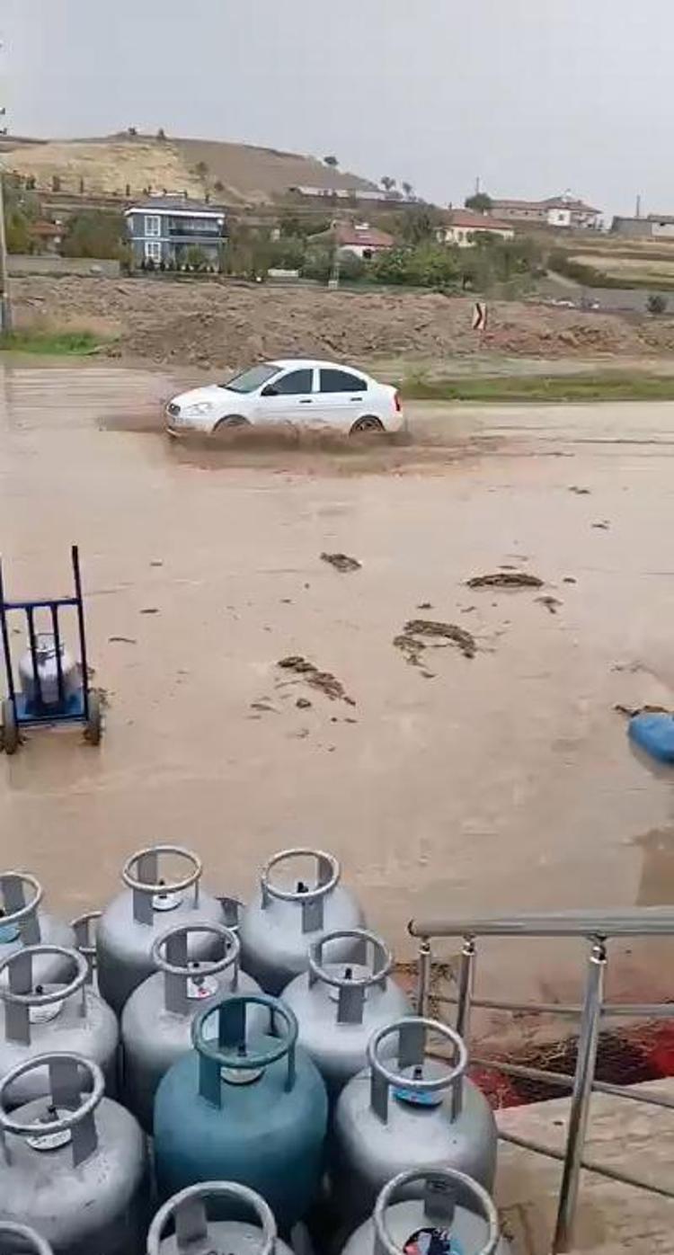 Aksaray’da etkili olan sağanak, su baskınlarına neden oldu