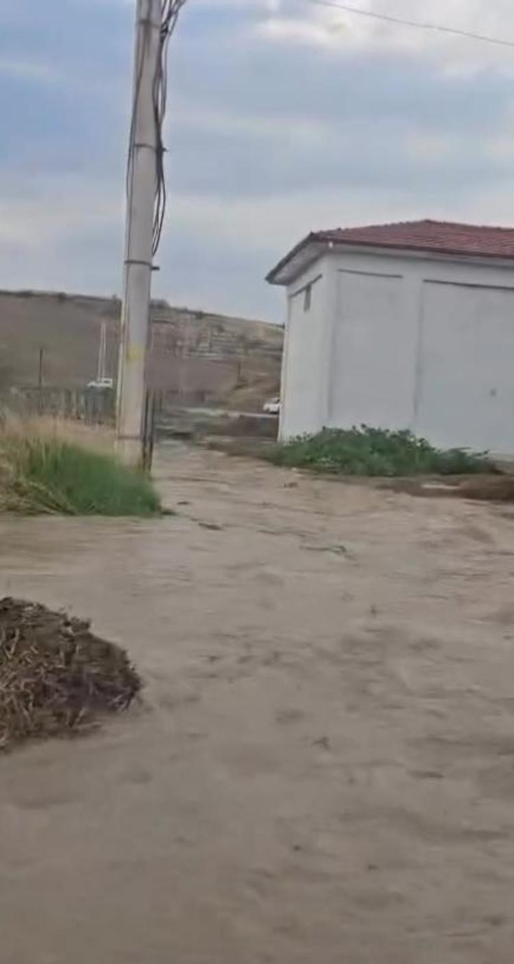 Aksaray’da etkili olan sağanak, su baskınlarına neden oldu
