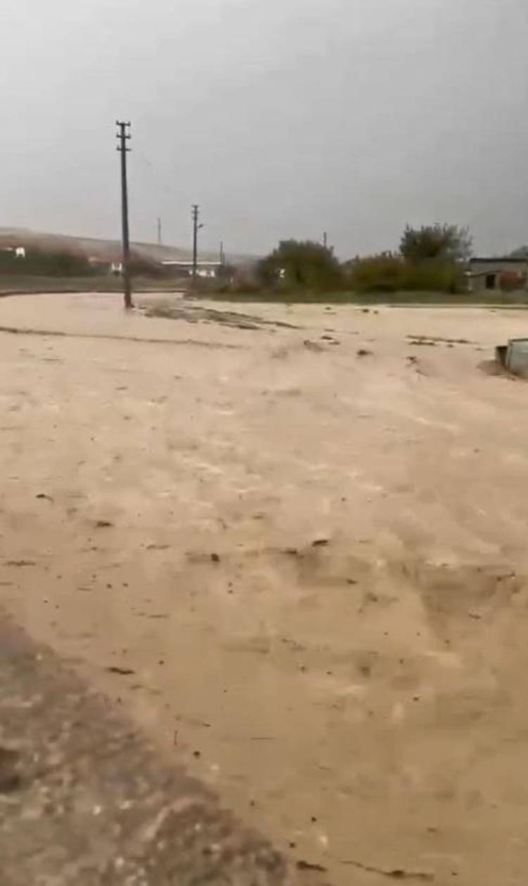 Aksaray’da etkili olan sağanak, su baskınlarına neden oldu