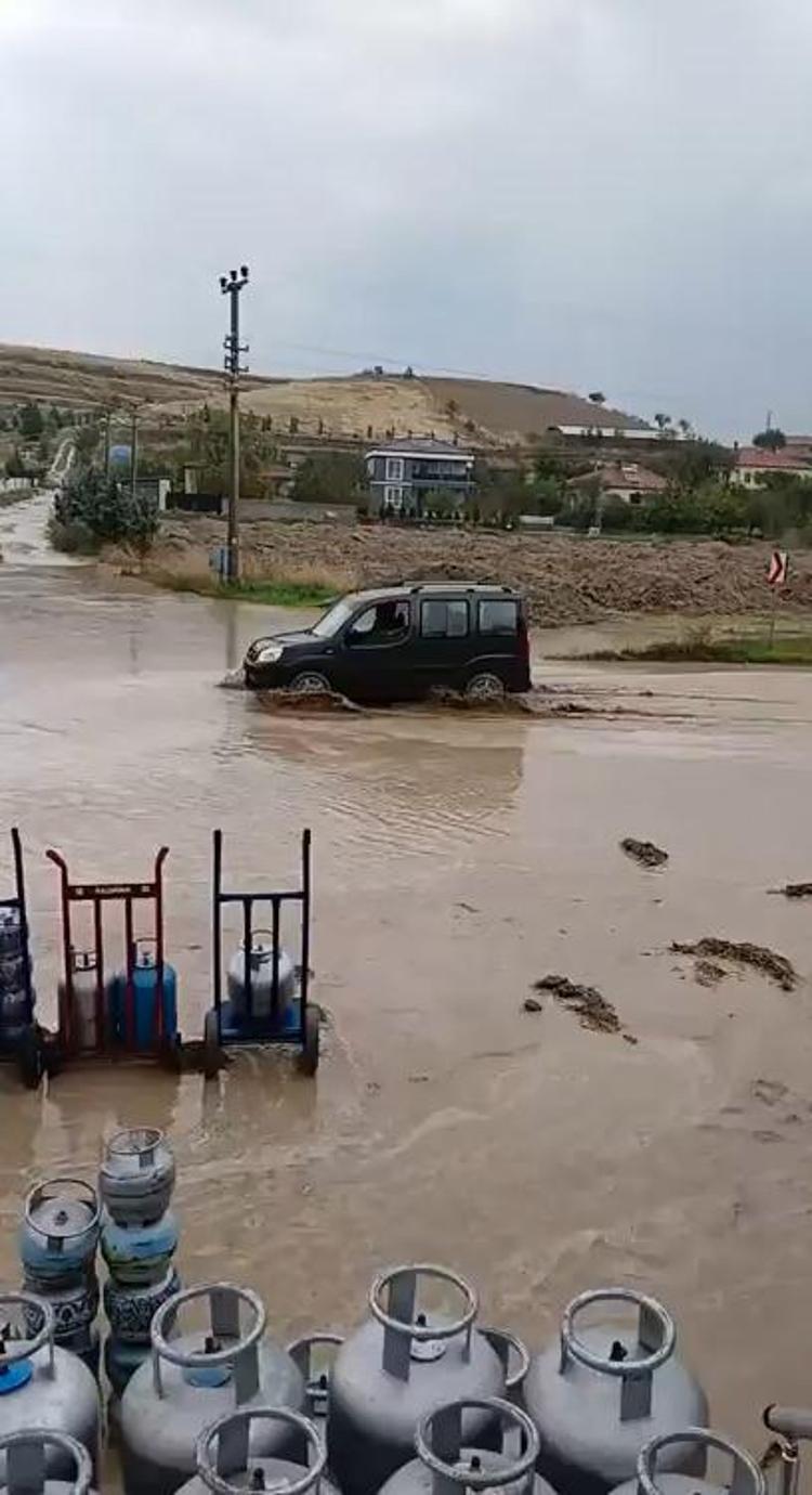 Aksaray’da etkili olan sağanak, su baskınlarına neden oldu