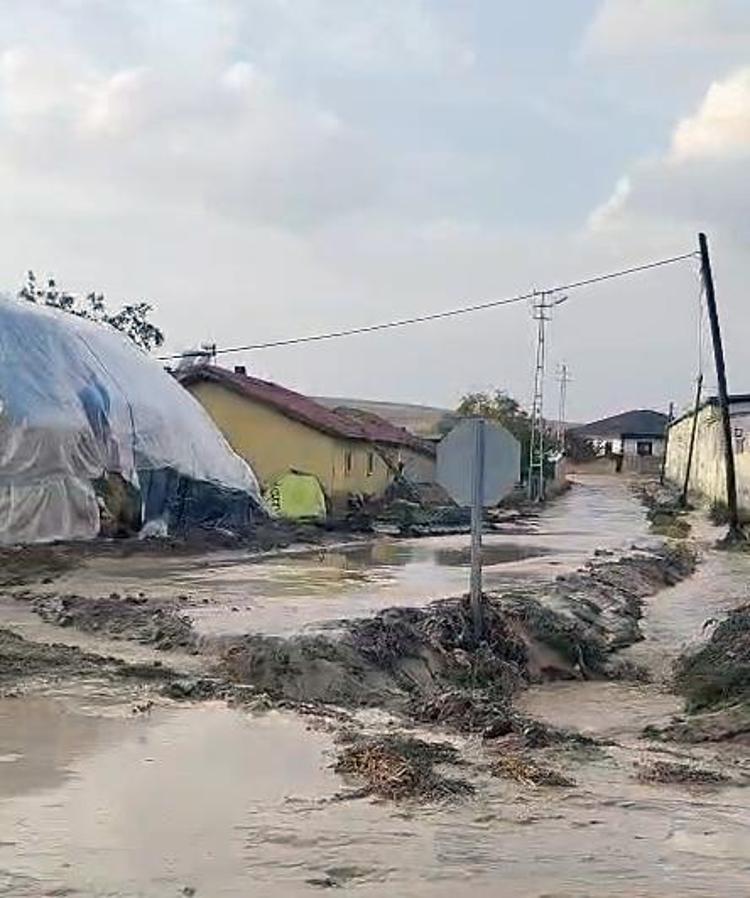 Aksaray’da etkili olan sağanak, su baskınlarına neden oldu