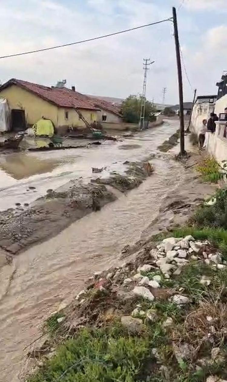 Aksaray’da etkili olan sağanak, su baskınlarına neden oldu