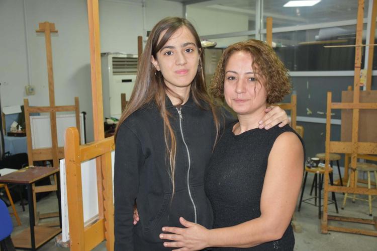 Konuşmaya başlamadan resim yapmayı öğrenen otizmli Eylül, Güzel Sanatlar Fakültesi'ne başladı