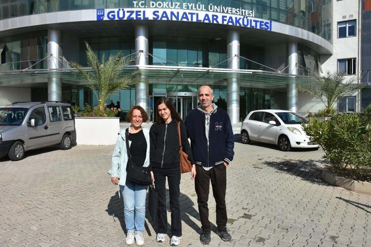 Konuşmaya başlamadan resim yapmayı öğrenen otizmli Eylül, Güzel Sanatlar Fakültesi'ne başladı