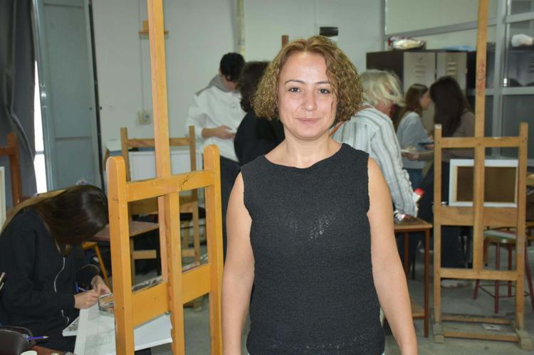 Konuşmaya başlamadan resim yapmayı öğrenen otizmli Eylül, Güzel Sanatlar Fakültesi'ne başladı