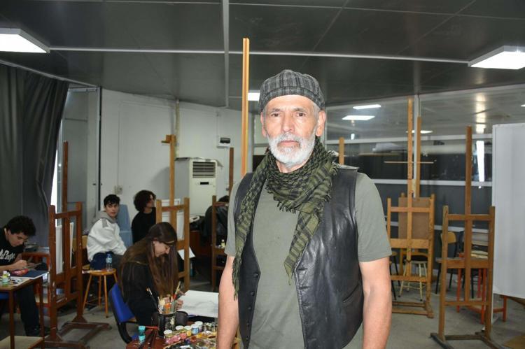 Konuşmaya başlamadan resim yapmayı öğrenen otizmli Eylül, Güzel Sanatlar Fakültesi'ne başladı