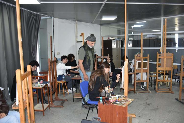 Konuşmaya başlamadan resim yapmayı öğrenen otizmli Eylül, Güzel Sanatlar Fakültesi'ne başladı