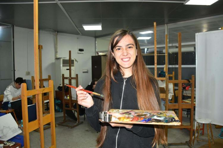 Konuşmaya başlamadan resim yapmayı öğrenen otizmli Eylül, Güzel Sanatlar Fakültesi'ne başladı