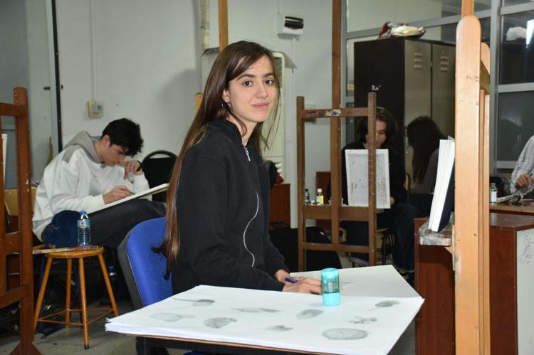 Konuşmaya başlamadan resim yapmayı öğrenen otizmli Eylül, Güzel Sanatlar Fakültesi'ne başladı