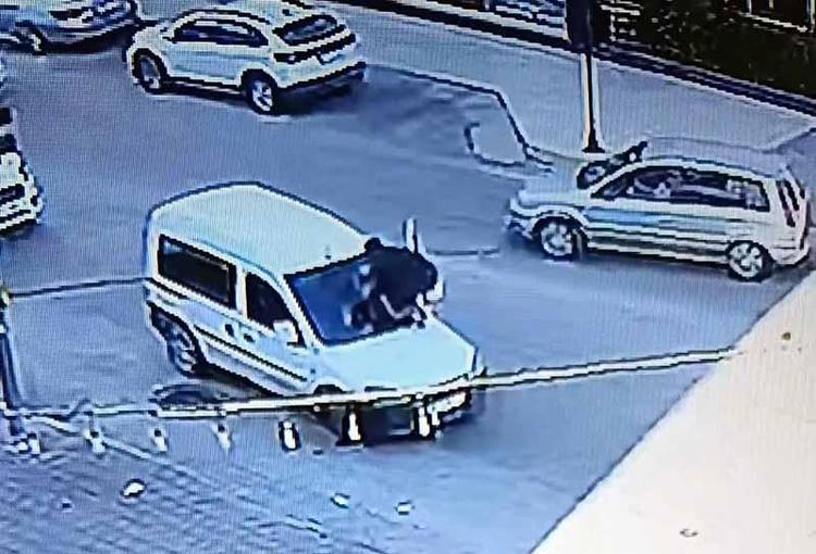 Trafikte önünü kestiği hafif ticari aracı gasbeden şüpheliden ‘hatırlamıyorum’ savunması