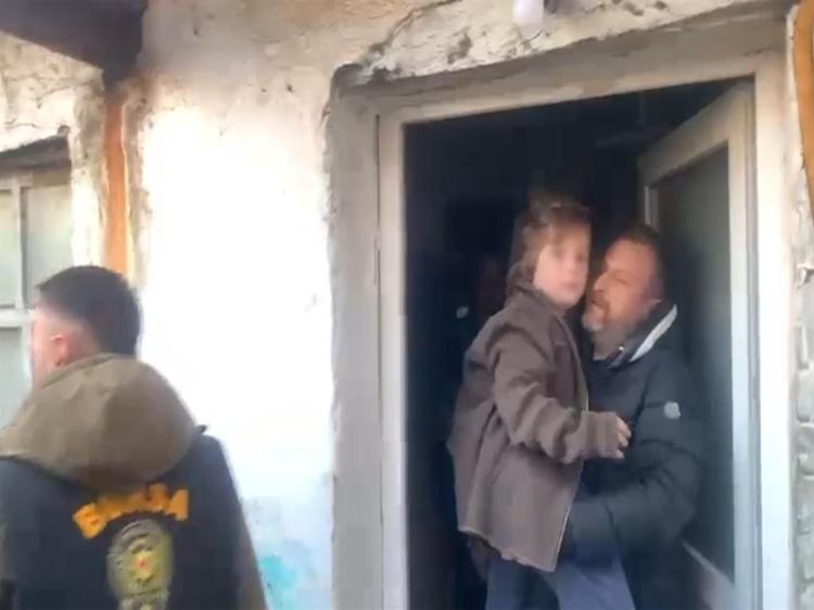 Torunu Nazar'ı harabe evde saklayan tutuklu babaanne, duruşmada rahatsızlandı