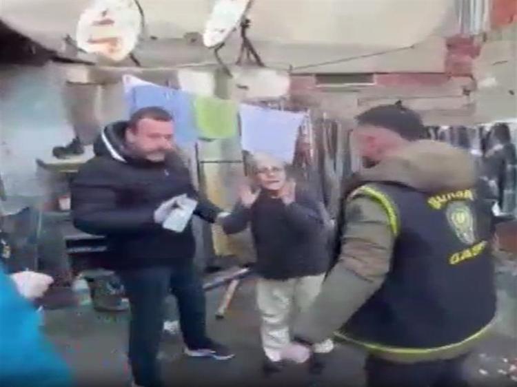 Torunu Nazar'ı harabe evde saklayan tutuklu babaanne, duruşmada rahatsızlandı