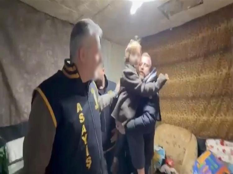 Torunu Nazar'ı harabe evde saklayan tutuklu babaanne, duruşmada rahatsızlandı
