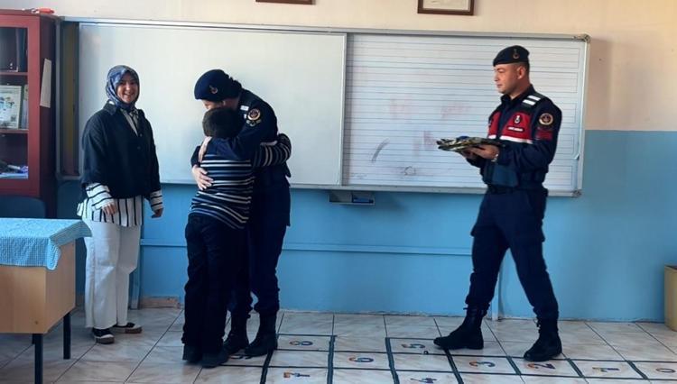 Jandarmadan Alparslan'a sürpriz ziyaret; hayalindeki devriyeye çıktı, dron uçurdu