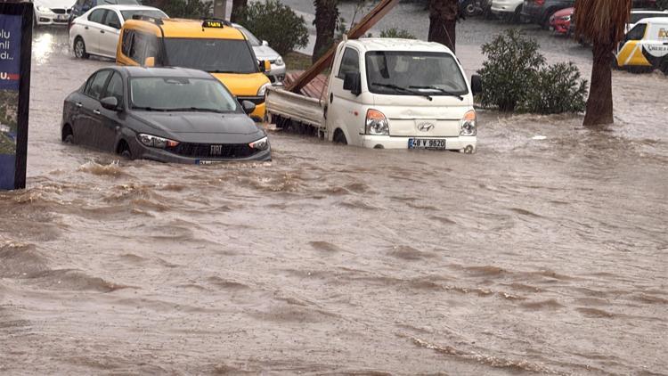 Bodrum’da sağanak; cadde ve sokaklar göle döndü, araçlar yolda kaldı