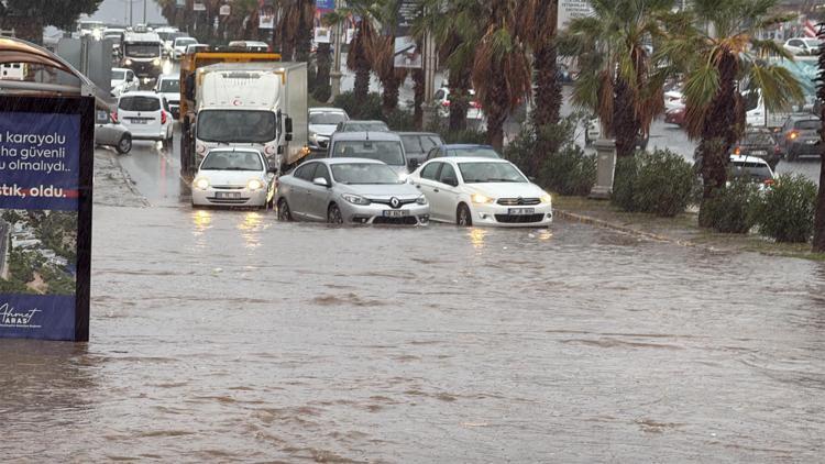 Bodrum’da sağanak; cadde ve sokaklar göle döndü, araçlar yolda kaldı