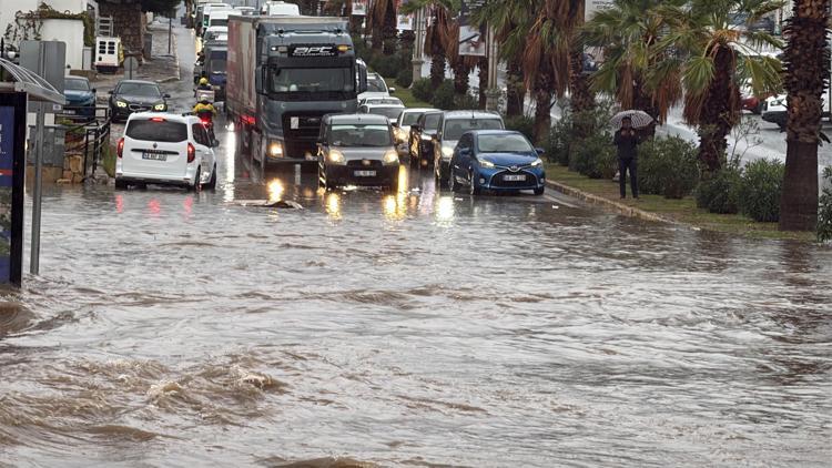 Bodrum’da sağanak; cadde ve sokaklar göle döndü, araçlar yolda kaldı