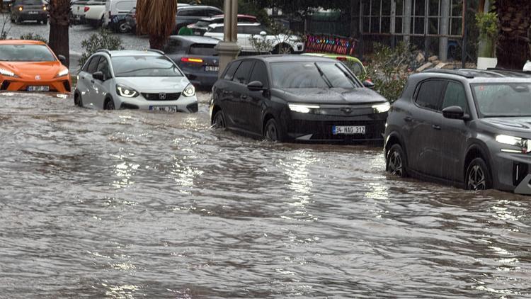 Bodrum’da sağanak; cadde ve sokaklar göle döndü, araçlar yolda kaldı