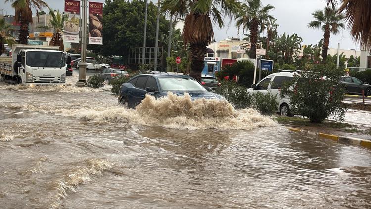 Bodrum’da sağanak; cadde ve sokaklar göle döndü, araçlar yolda kaldı