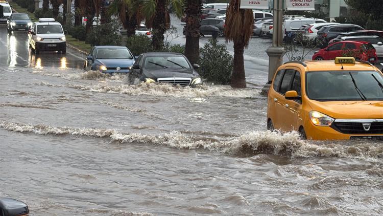 Bodrum’da sağanak; cadde ve sokaklar göle döndü, araçlar yolda kaldı