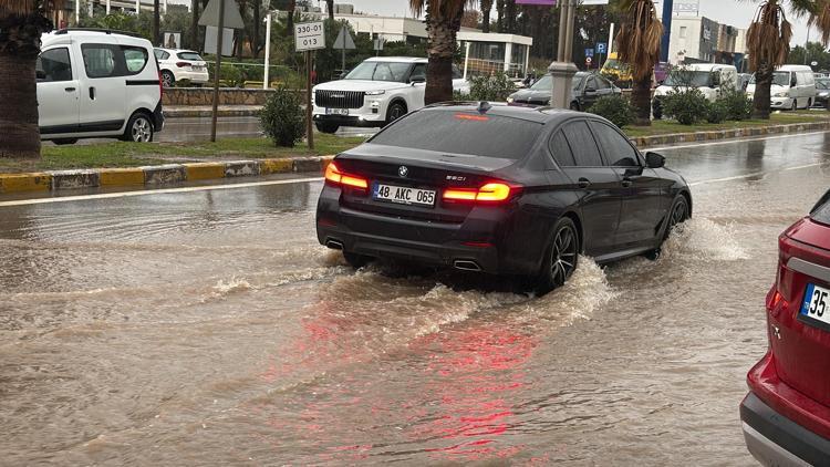 Bodrum’da sağanak; cadde ve sokaklar göle döndü, araçlar yolda kaldı