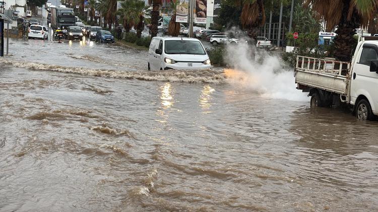 Bodrum’da sağanak; cadde ve sokaklar göle döndü, araçlar yolda kaldı