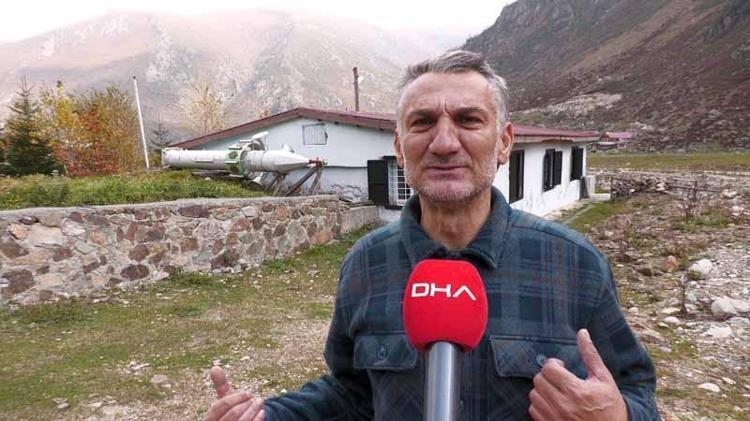 Gelenek yine bozulmadı; kış öncesi minareyi yatırdılar