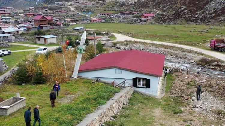 Gelenek yine bozulmadı; kış öncesi minareyi yatırdılar