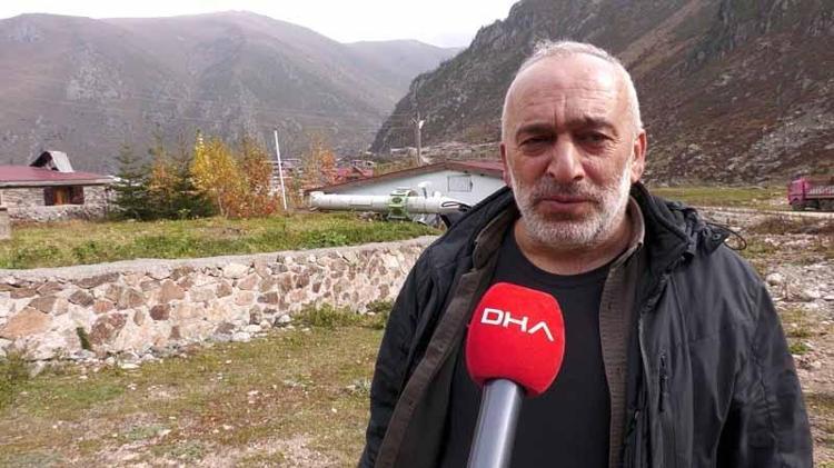 Gelenek yine bozulmadı; kış öncesi minareyi yatırdılar