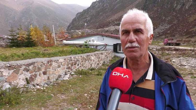 Gelenek yine bozulmadı; kış öncesi minareyi yatırdılar