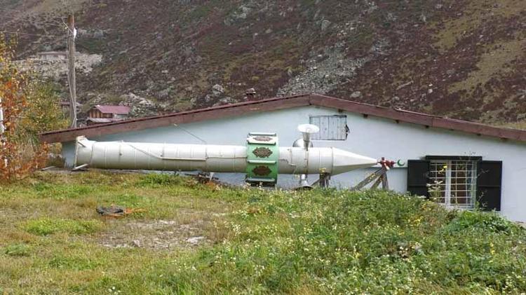 Gelenek yine bozulmadı; kış öncesi minareyi yatırdılar