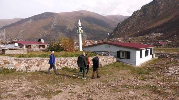 Gelenek yine bozulmadı; kış öncesi minareyi yatırdılar