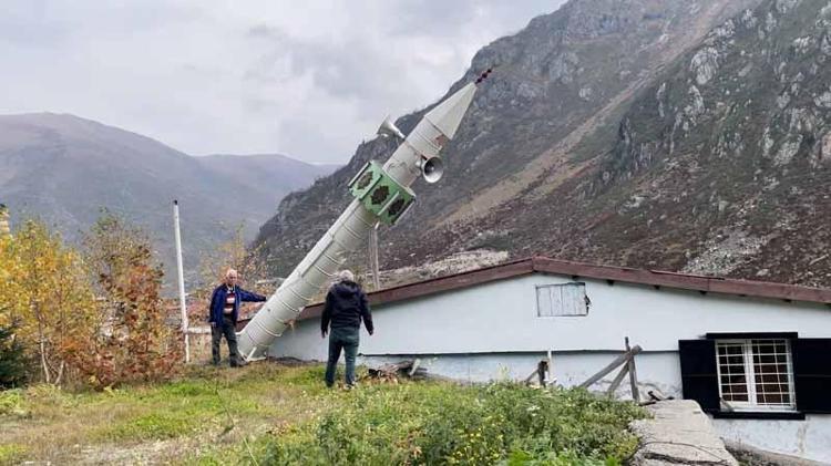 Gelenek yine bozulmadı; kış öncesi minareyi yatırdılar